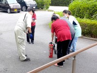 【防災訓練3】入居者様にも消火器での初期消火手順を実践していただきました。