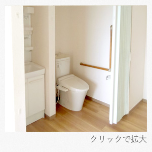 A棟2人部屋　室内の洗面台とトイレ